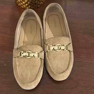 CVISTPIEO Tan Suede Loafers with Gold Accent